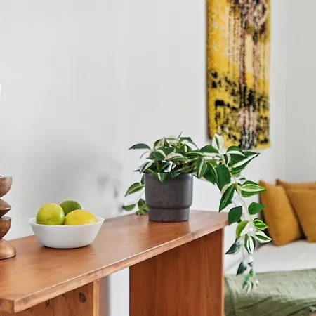 Mid Century Jugend Walkable Area Tram Bus 200m *