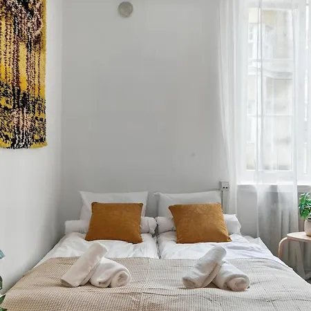 Mid Century Jugend Walkable Area Tram Bus 200m *