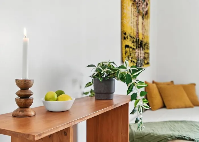 Mid Century Jugend Walkable Area Tram Bus 200m *