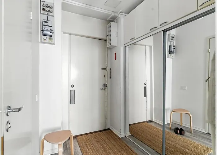 Mid Century Jugend Walkable Area Tram Bus 200m *