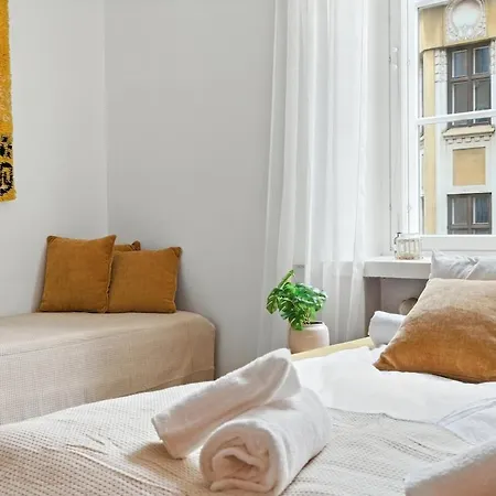 Mid Century Jugend Walkable Area Tram Bus 200m