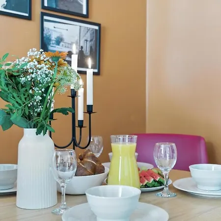 Mid Century Jugend Walkable Area Tram Bus 200m