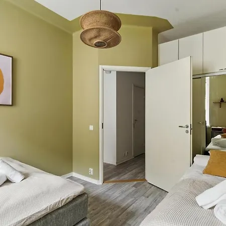 Mid Century Jugend Walkable Area Tram Bus 200m